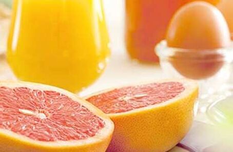 stessa colazione a base di uova e frutta